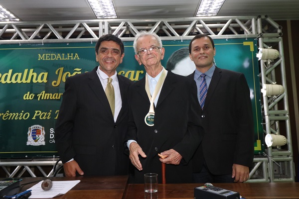 Célio Aquino é homenageado pela Câmara de SJB