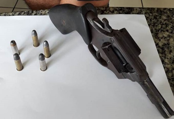 Jovem preso com revólver e munições em SJB