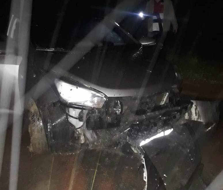 Homem sai ileso após cair com carro em valão em SJB