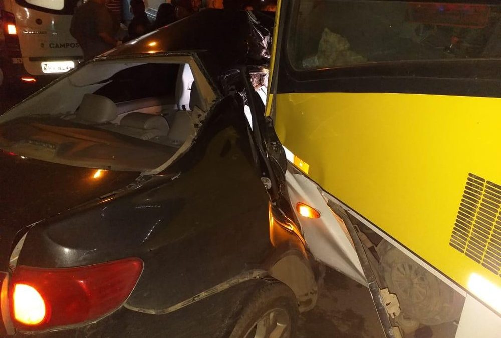 Mulher ferida em acidente envolvendo carro e ônibus