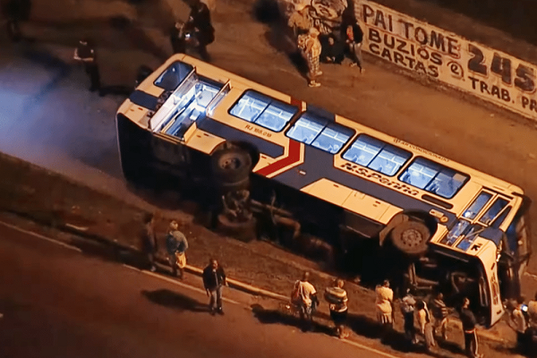 Ônibus cai de viaduto no Rio e deixa 14 feridos