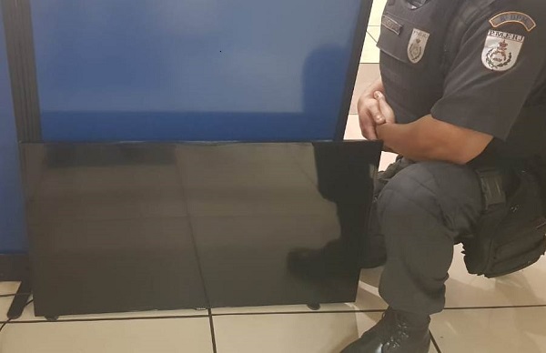 Homem invade casa, furta TV e é preso pela PM em SJB