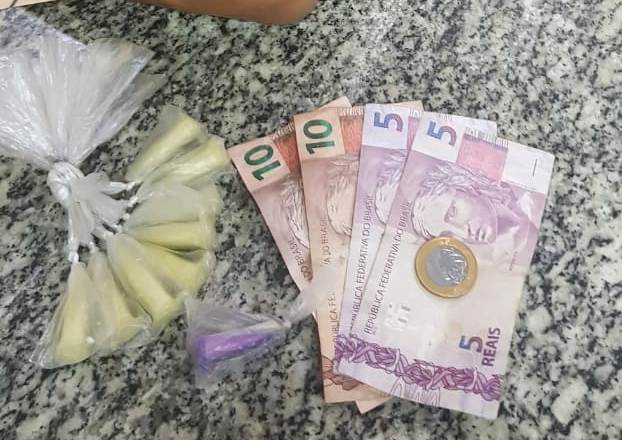 Jovem detido e adolescente apreendido com cocaína em SJB