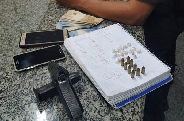 Jovens presos com pistola, droga, dinheiro e munições em SFI