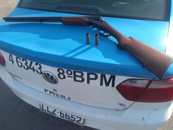 Homem preso com espingarda e cartuchos deflagrado dentro de carro