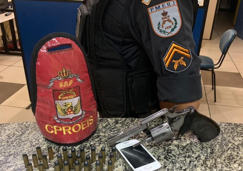 Homem preso com revólver e munições em SJB