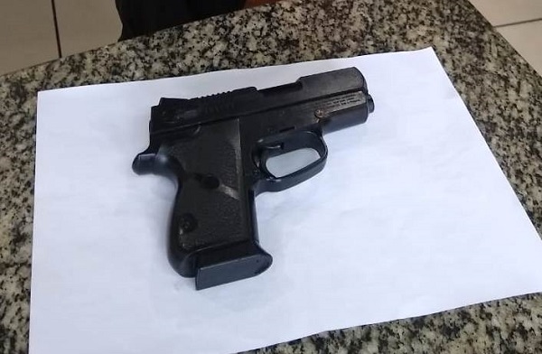 Homem detido com réplica de pistola dentro de carro em SJB