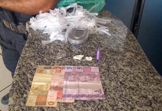Jovem desacata PM e é preso com drogas dentro de casa em SFI