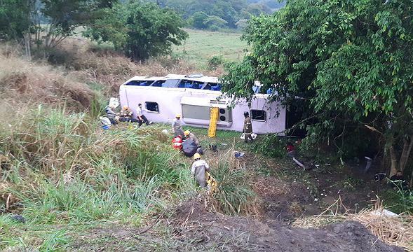 Acidente com ônibus deixa 28 feridos em rodovia federal do Rio