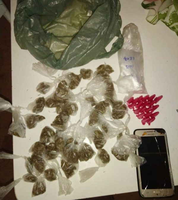 Jovem ateia fogo em casa por ciúmes e mulher acaba presa com drogas em SJB