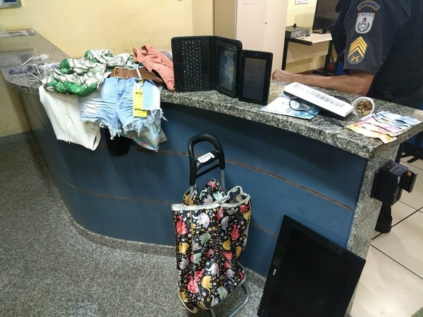Dois comércios invadidos e um homem preso com materiais furtados em SJB