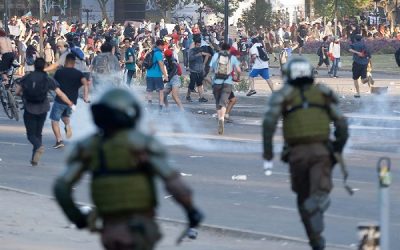 Manifestantes tentam invadir Congresso do Chile