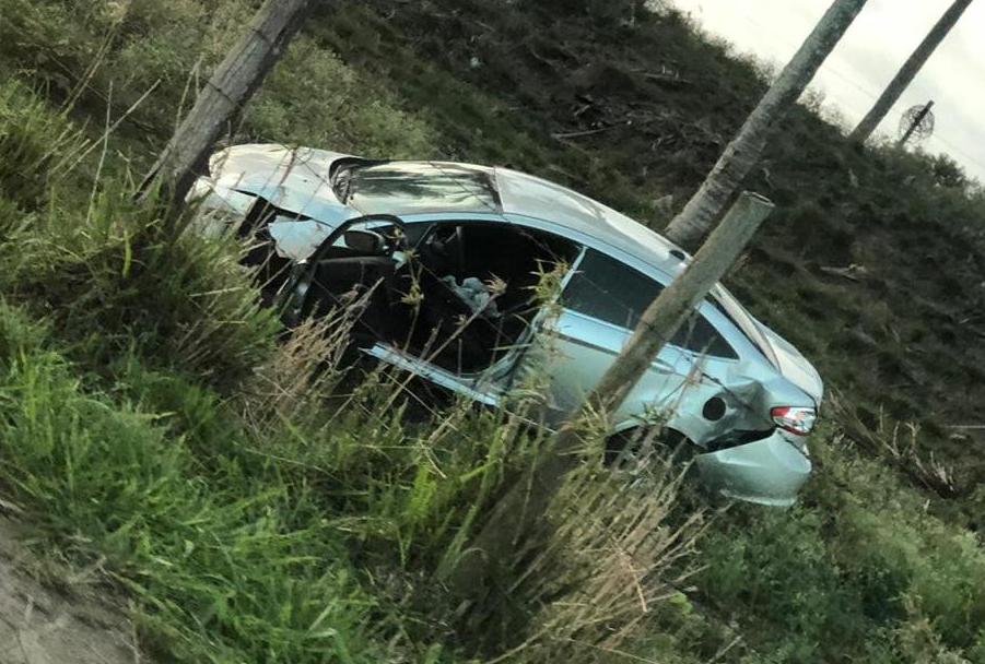 Capotamento na BR 356, em Campos
