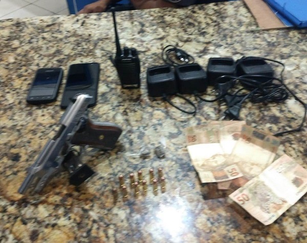 Jovens detidos com pistola, droga e rádios de comunicação em SFI