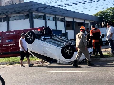 Colisão seguida de capotagem deixa mulher ferida em Campos