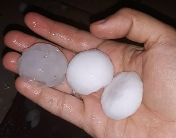 Chuva forte e queda de granizo provocam danos na Baixada Fluminense
