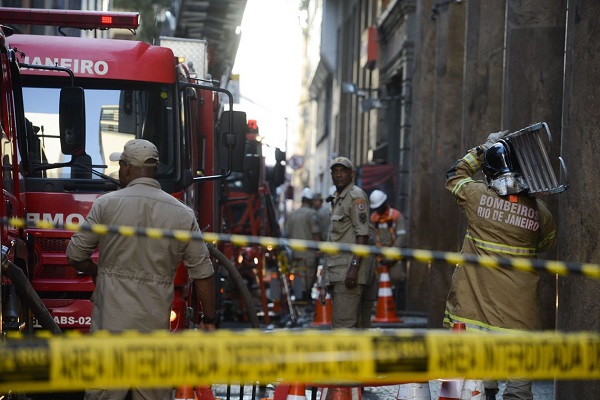 Bombeiros que morreram em incêndio no Rio serão enterrados hoje