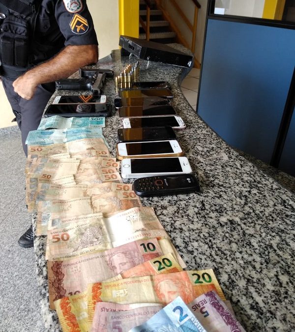 Homens presos com pistola e munições em SFI