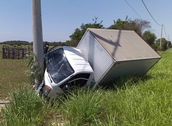 Homem ferido após colidir com caminhão baú contra poste na SB 02, em SJB
