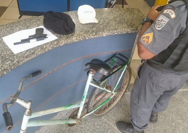 Homem invade residência e assalta morador de Atafona
