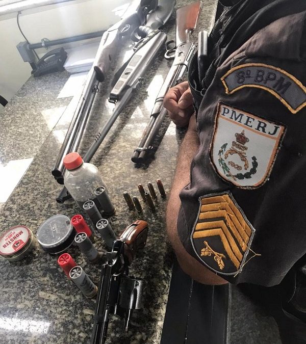 Idoso preso com espingarda, rifle, revólver e munições em SFI