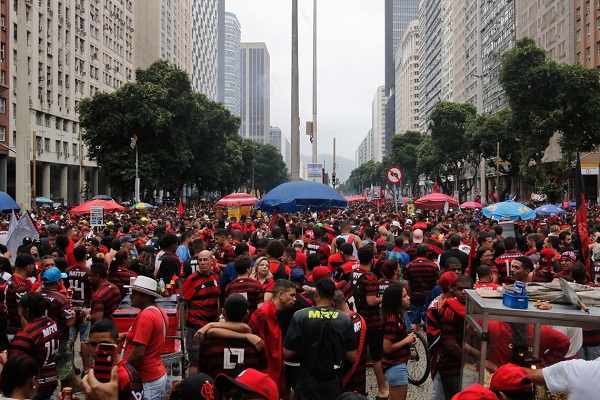 PM e torcedores se enfrentam em confusão após desfile do Flamengo