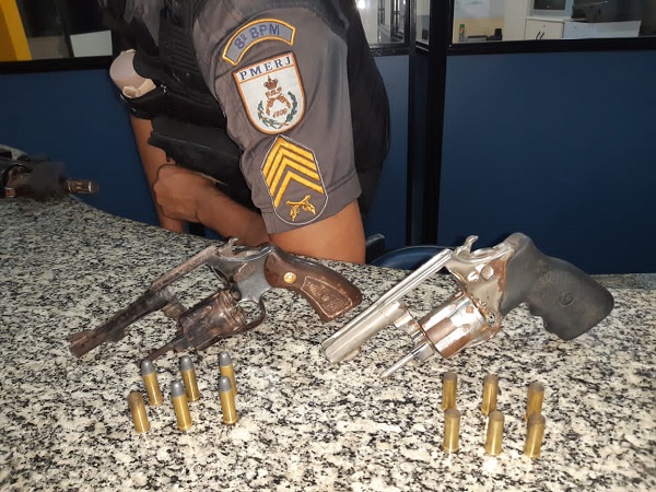 Jovem baleado e dois presos com revólveres em SFI