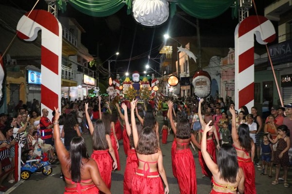 Parada de Natal encanta o público em SJB