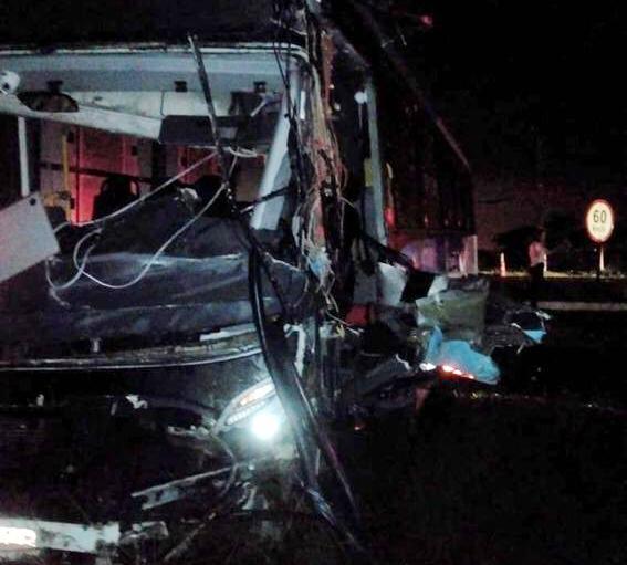 Dez feridos em acidente envolvendo ônibus e carreta na BR-101, em Campos
