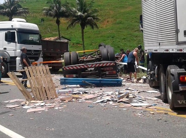 Grave acidente deixa motorista ferido na BR-101