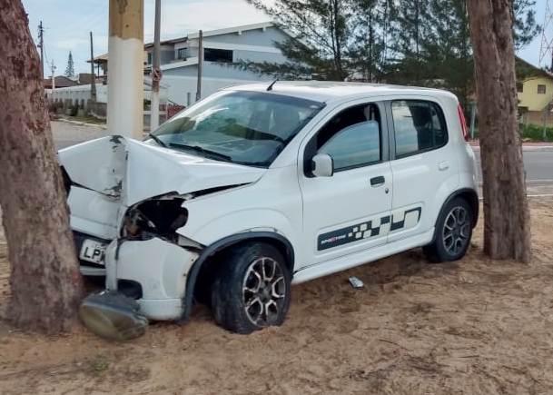 Carro colide contra árvore e deixa idosa ferida em SJB