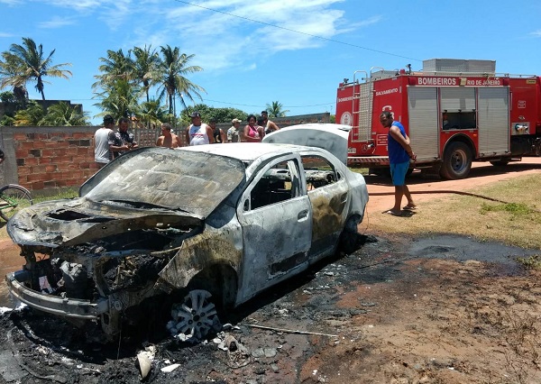 Carro pega fogo em SJB