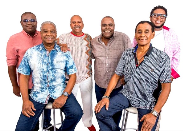 Grupo Fundo de Quintal na virada de ano em SJB