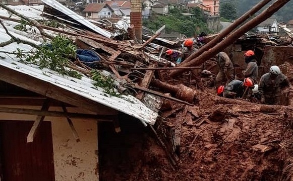 Quatro pessoas morrem em deslizamento de terras em Campos do Jordão