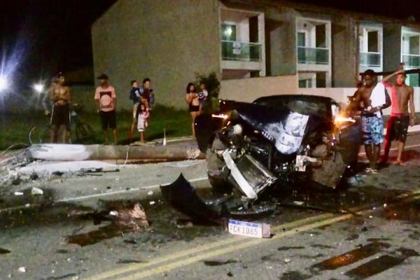 Jovem derruba poste com carro de luxo em Grussaí