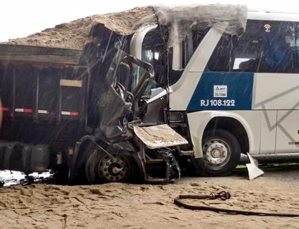 Homem morre e outro fica ferido em acidente entre ônibus e caminhão em Saquarema