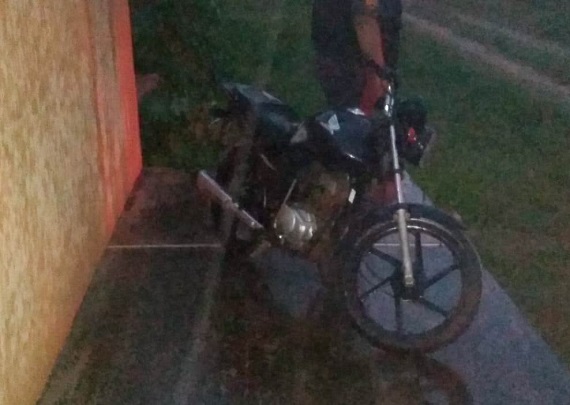 Motocicleta furtada é encontrada abandonada em SJB