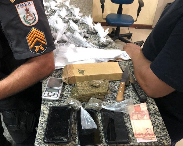 Homem detido e adolescentes apreendidos com droga em SJB