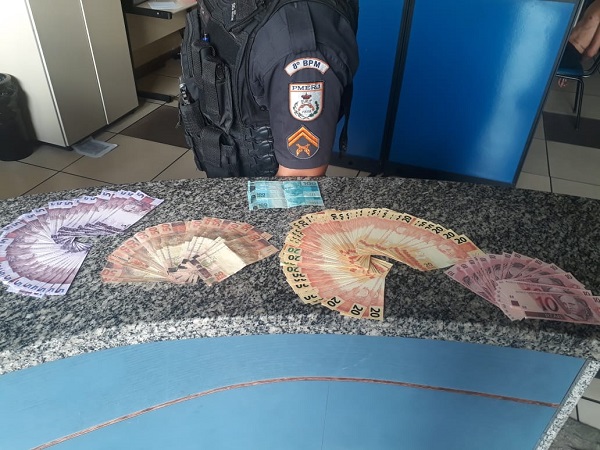 Jovem acusado de tráfico e roubo é preso com mais de R$ 3 mil em notas falsas no Centro de SJB