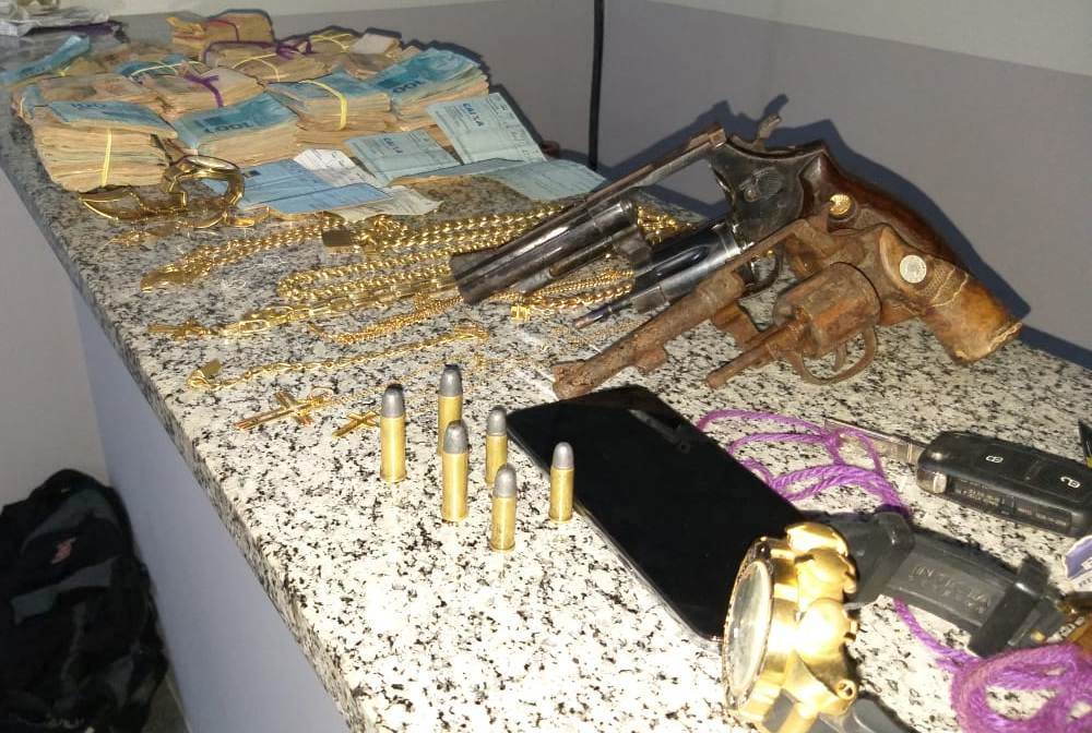 PM prende quadrilha em Campos e recupera mais de R$ 200 mil após roubo em Itaperuna