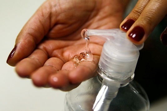 Produção de álcool gel caseiro traz riscos e confronta legislação