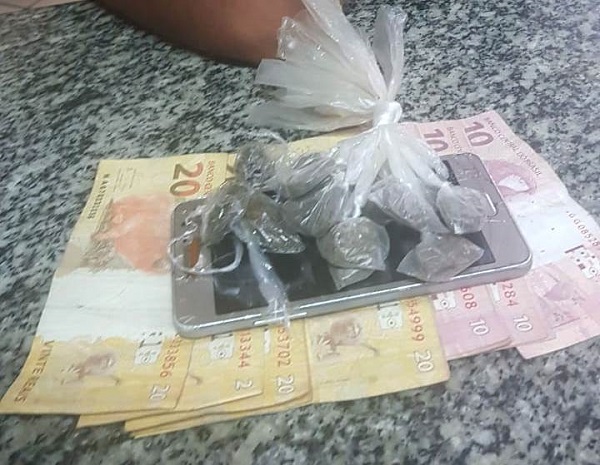 Cinco jovens detidos com droga em SJB