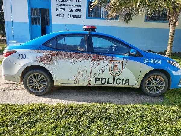 Homem ataca policial com facão e amassa viatura com barra de ferro em Cambuci