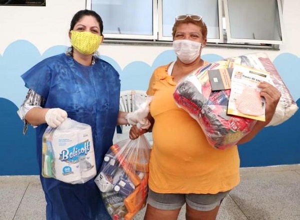 Prefeitura de SJB entrega caderno pedagógico e kits alimentação e limpeza
