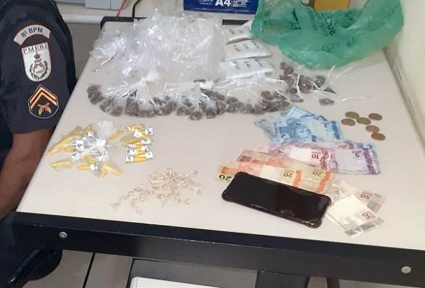 Adolescente apreendido e homem detido com drogas em SJB