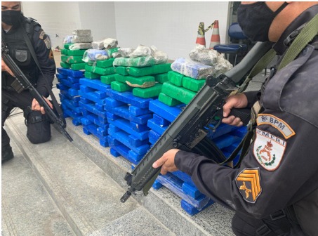 PM apreende 120 tabletes de maconha em Campos