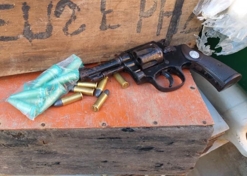 Adolescente apreendido com revólver e droga em SFI