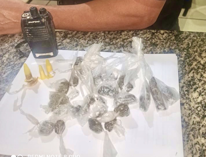 PM apreende drogas e rádio transmissor em SJB