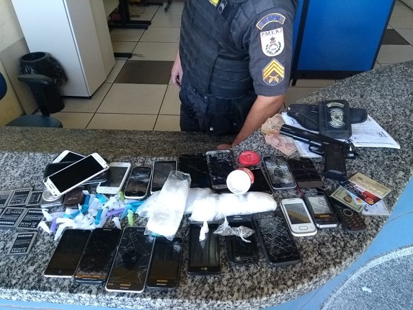 Três homens detidos com pistola airsoft e crack dentro de celular em SJB