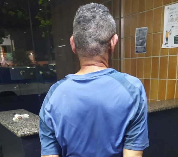 Homem de 60 anos confessa ter esfaqueado jovem em Campos
